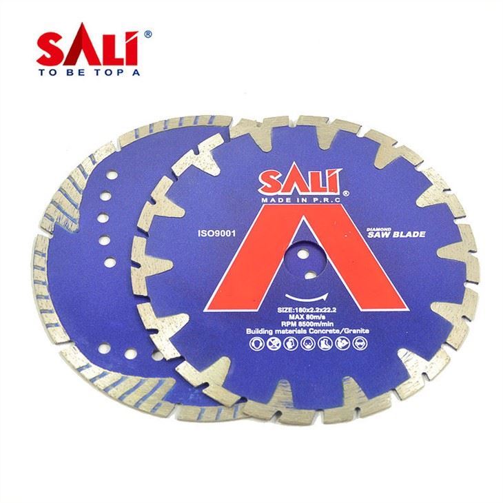 Reinforced diamond saw blade with flower type-1